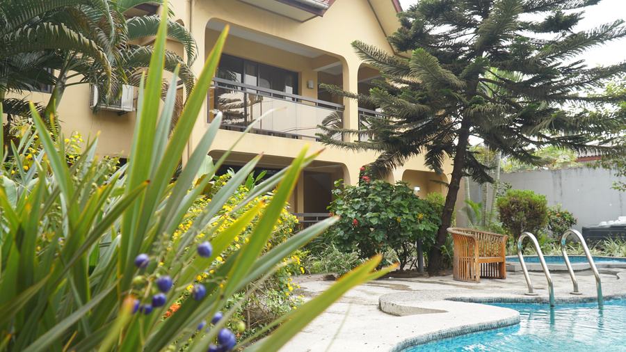 Le jardin et la piscine