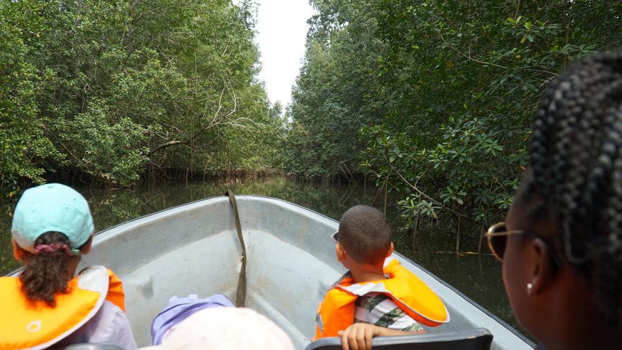 Les enfants dans le bateau