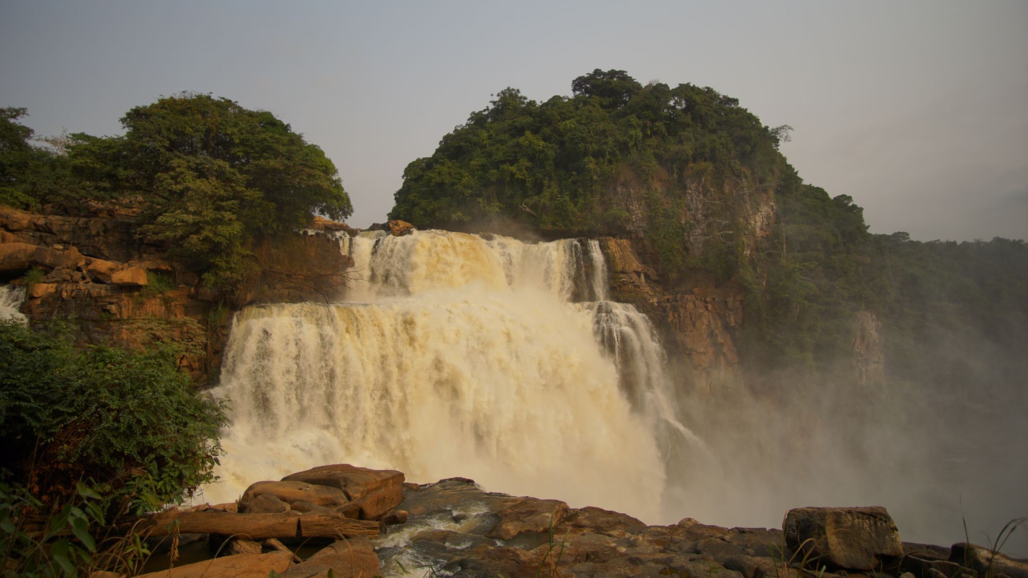 Les chutes de Zongo vues depuis le point de vue, au coucher du soleil