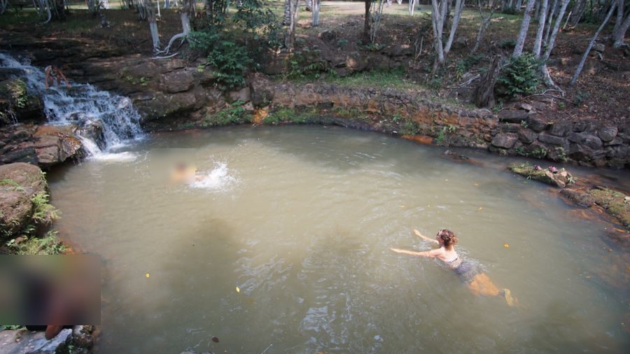 La piscine naturelle d’Étaka et sa petite cascade
