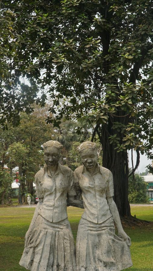 Sculptures sous les arbres