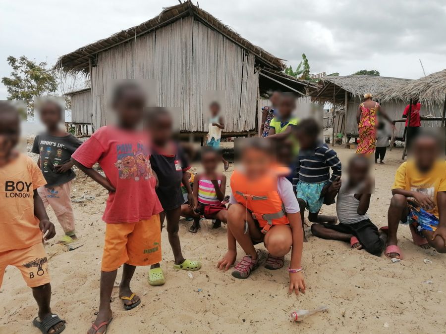Avec les enfants de l’île