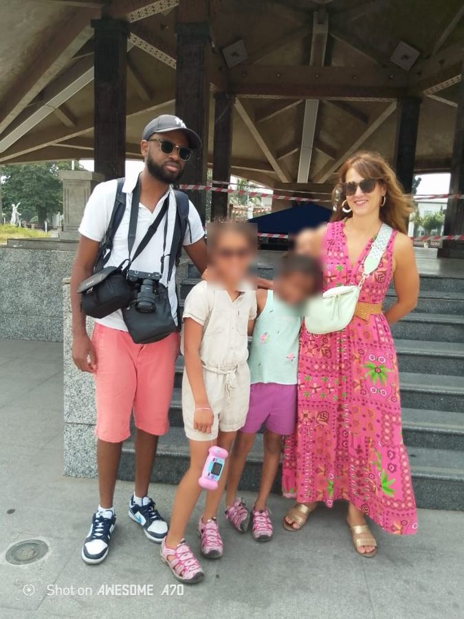 Als Familie vor dem Mausoleum von Laurent-Désiré Kabila, Kinshasa