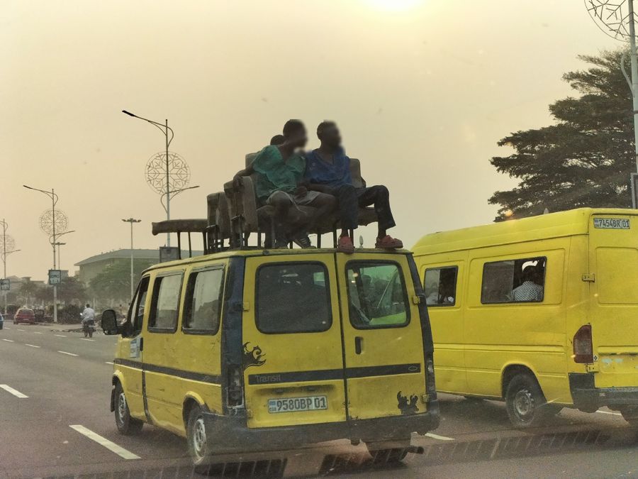 Bus jaune, passagers sur le toit