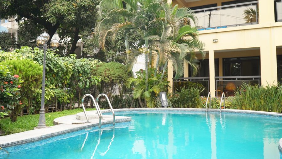 La piscine et la façade