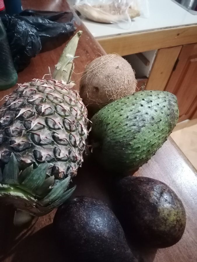 Ananas, noix de coco, corossol et avocats